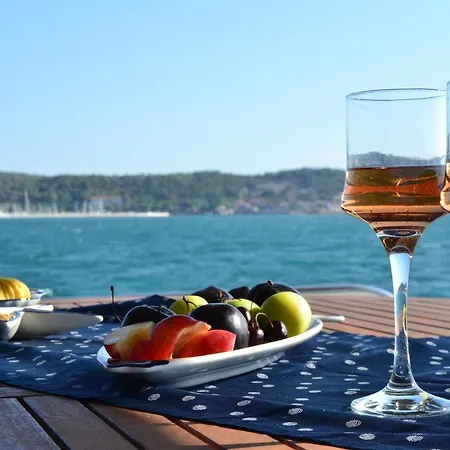 Adalin Yat Botel